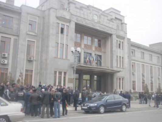 Portuarii ameninţă: se taie curentul de la sediul APC şi se mută cu protestele la Bucureşti!
